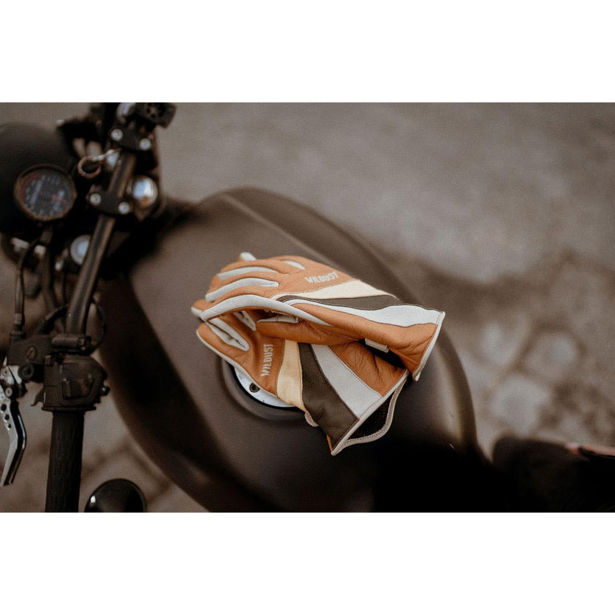 Wildust Sisters 70's Stripes Gloves - Camel - 70's Stripes Camel 02.jpg