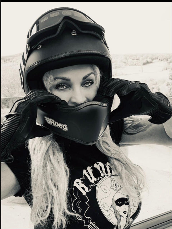 ROEG Peruna full face motorcycle helmet. Metal Black with peak.